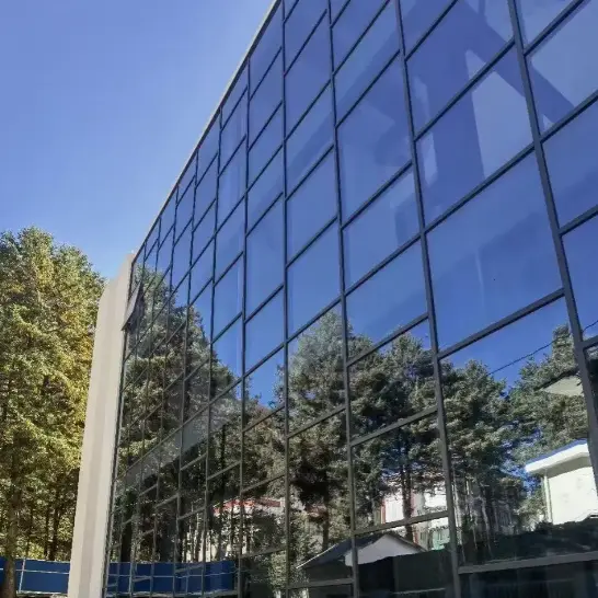 फ्रेम केलेल्या पडद्याच्या भिंती